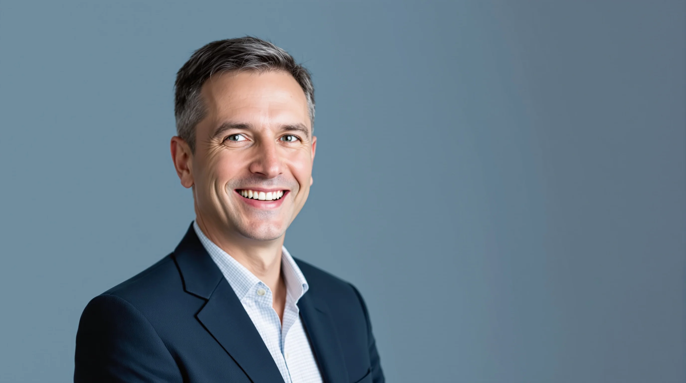 Bewerbungsunterlagen, Lebenslauf und professionelles Porträtfoto als Symbol für Selbstvermarktung